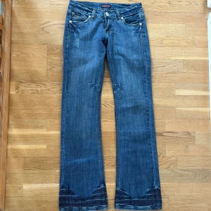 Lågmidjade bootcutjeans - Så najs!!! Size 29, L34 enl lapp. Enligt mig strl S. Midja 36 cm, innerben 81 cm. Fint skick. 