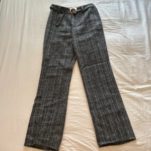 60/70-tals byxor  - Grå byxor i 60/70-tals stil. 