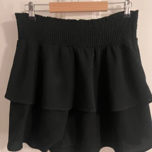 Mini tjol - Jag säljer nu min mini tjol. Den är väl använd men i fint skick. Jag säljer nu Tjolen för att den är för stor för mig. Tjolen är köpt för 349kr. Djur finns i hemmet! Köparen står för frakten!