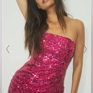 Glitter klänning - Säljer min rosa glitterklänning från NA-KD, storlek S🩷🩷