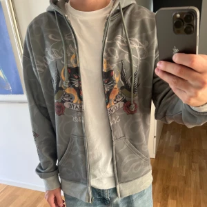 Y2K hoodie - Säljer denna skit snygga y2k zip up hoodien eftersom den inte kommer till någon använding. Den liknar Ed Hardy vilket jag tycker om. Den är köpt från collusion, asos
