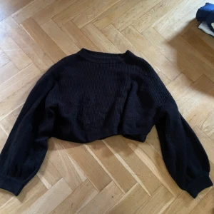 Stickad långärmad topp  - En stickad långärmad svart topp från H&m i barn storlek 170. Använts några gånger. 