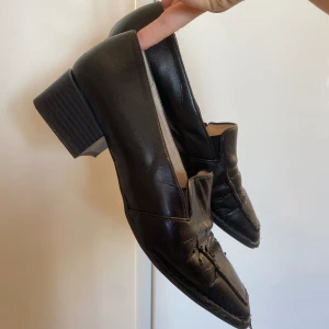 Svarta läder klackar - Dom är så himla fina och sköna men lädret värkar ha torkat och förstörts de kanske går att behandla eller så skiter man i de bara dom är snygga ändå