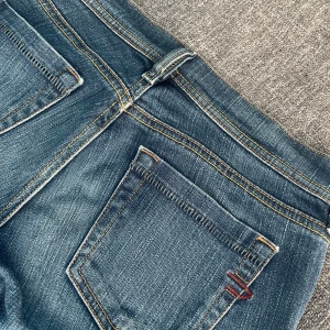 low waist diesel jeans - ett par jättesnygga lowwaist diesel jeans som är köpta på loppis men som tyvärr är för korta för mig. midjemått: ca 37cm rakt över, innerbenslängd: ca 78cm. har en liten fläck, kontakta mig för bild. köparen står för frakten 💕💕💕