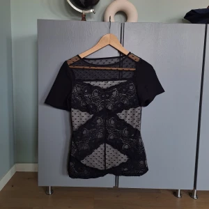 Svart och beige spetstopp, spetströja, spetsblus strl XS - Svart och beige spetstopp, spetströja, spetsblus strl XS. Från Oasis. Djurfritt och rökfritt hem. Missa inte mina andra annonser 🩷🩷