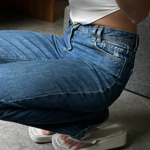Jeans - Långa mörkblå jeans från Zara, storlek 36, midwaist