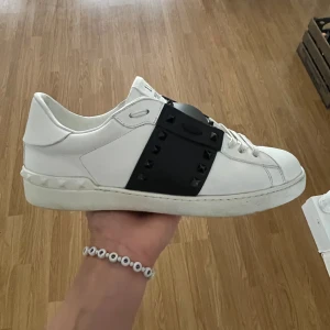 Valentino Garavani Rockstud Untitled 11s. - Ett par riktigt feta svarta Rockstud 11s. Storlek 44. Skick 9.5/10 jättebra skick, dock så saknas en nit på högra skon och därav det billiga priset. Box+ dustbag tillkommer. Självklart äkta. Nypris ca 8500kr. Hör av er vid frågor!