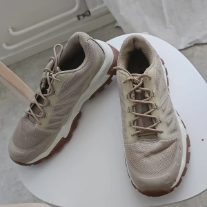 Skor - En fin skor som används ett par gånger som ny ny pris 999kr