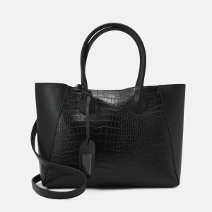 Svart shoppingväska - Fejk läder Mått: Bredast brädd 42cm, höjd 27cm, handtagen 17cm i höjd. Den är i mycket bra sick💕 Har några röda stäck på sig som man ser på bilden. Men syns inte jättetydligt!😊