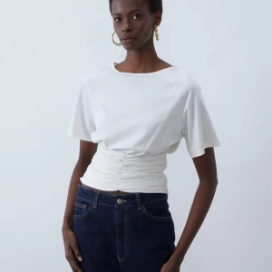 Super fin tröja  - Super fin tröja med detaljer/ ”figursydd”. Använde en gång 