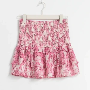 Volangkjol🩷 - Jätte gullig volangkjol från gina köpt för ungefär 400kr om jag minns rätt, med lappen kvar och oanvänd. Jätte fin men säljer eftersom det var fel storlek!❤️Stretchig så den passar xs/s och m!