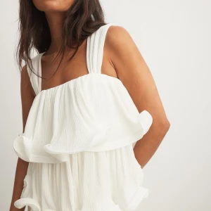 Strukturerad top med volang  - SÖKER denna topp i st 44