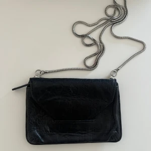 Filippa K väska - Liten Filippa K väska/clutch med avtagbar kedja i silver.