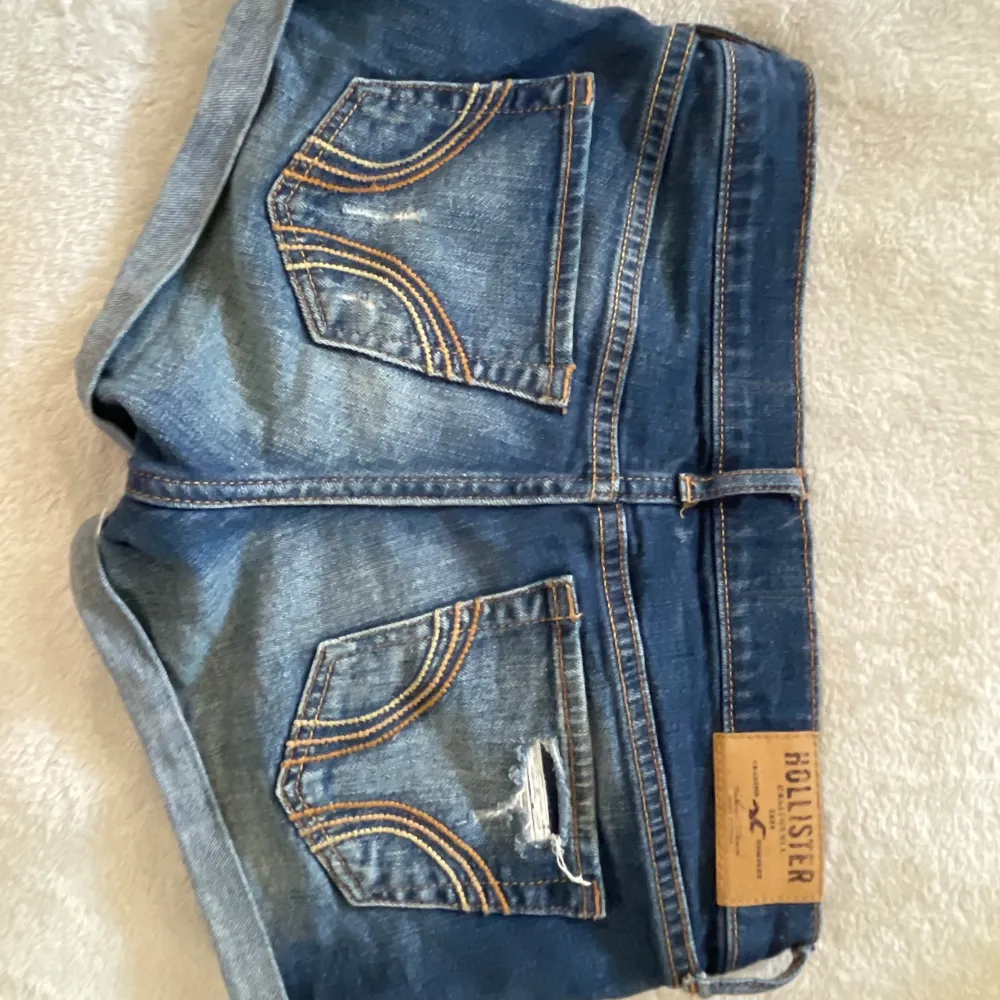 Low waisted hollister jeans short. Jätte snygga men behöver sälja då dem inte passar:( skriv om ni har några frågor eller vill ha fler bilder💗💗. Shorts.