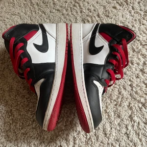 AIR JORDAN 1 MID Röda/svarta/vita - Bra kvalitet Billiga snabb fraktinlämning kostar typ 1300 på rea nya