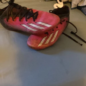 Fotbollsskor adidas - Jag säljer fotbollsskor eftersom dom är små dom är använda en säsong det är storlek 40 dom behöver bara tvättas kvalitet är 9/10 Adidas pro 