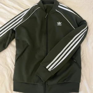 Adidas tröja  - Super fin adidas tröja i topp skick. Knappt använd.
