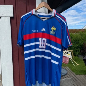 Frankrike VM 98 tröja - En VM tröja från 98 ifrån Frankrike med Zidane på ryggen. Den är i storlek L