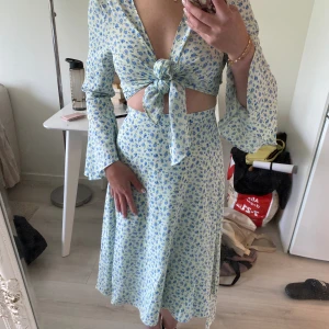 Jättefin klänning från Adoore - Blommig klänning från Adoore i nyskick som tyvärr är lite för liten för mig. 