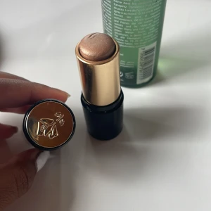 lancome highlighter stick - Fick den i födelsedagspresent men tyckte tyvärr inte om den, har testat en gång så den är som ny!💕 nypris 450kr 