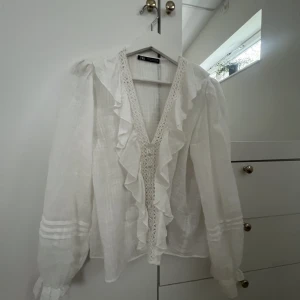 Vit blus från zara - Vit blus från zara i storlek xs, endast använd en gång och är i nyskick 