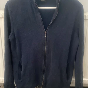 Zip tröja - Säljer nu denna as feta Massimo dutti zip tröjan i storlek s men passar xs .  skick 8,5/10 mitt pris =250kr  Nypris =799  skriv för fler frågor🙌🙌☺️