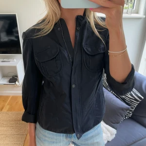 Cool jacka - Säljer så fin trekvartärmad jacka i marinblått. Jättefin nu till sommaren. Från min pappas gamla märke. Stolek 38, men passar också mindre!