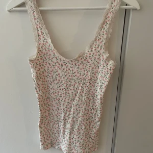 Blommigt linne - Jättegulligt blommigt linne från Monki i storlek S💗