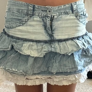 Jeanskjol med volang  - Jätte fin kjol köpt secondhand storlek s/xs skriv för frågor  TRYCK EJ PÅ KÖP NU UTAN ATT KONTAKTA MIG INNAN/ budgivnigen sker privat eller i kommentarerna❤️