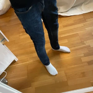 Nudie jeans, Grim Tim! - Tjena! Säljer nu dessa oerhört snygga jeansen ifrån Nudie!🙌 Modellen är Grim Tim och passformen är Slim fit! Skicket är 9/10, grymt bra skick! Storleken är W29 L32. Nypris: 1600kr  Vid fler frågor eller andra funderingar är det bara att skriva!🙌🤝