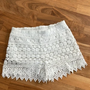 Spets shorts - Fina shorts från Gina. Andvänts få tal gånger och är i fint skick. Storleken är 34. Tror att de ej finns i butik längre men perfekt till sommaren