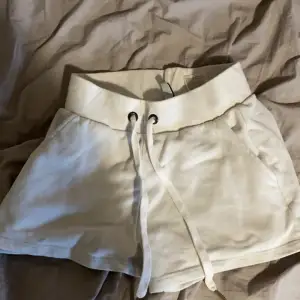 Vita mjukis shorts storlek xs men passar även s, dessa passar inte mig o kommer därför inte till användning 🤍