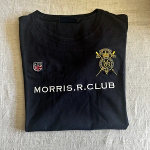 Morris T-shirt - Marinblå Morris t-shirt i fint skick  Strl: M