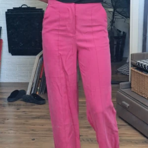 Rosa kostymbyxor - Rosa kostymbyxor från Gina, strl 36. 
