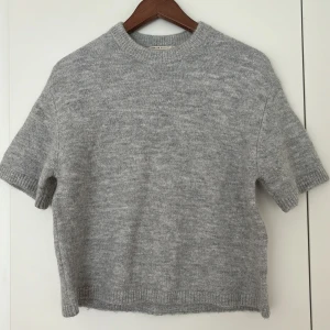 Stickad tshirt - fin stickad kortärmad topp från gina! bra skick🩶