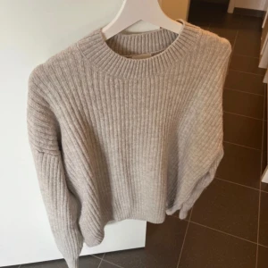 Stickad tröja - Supermjuk tröja som är använd Max 2 gånger