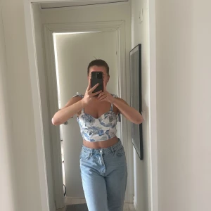 Topp - Superfin topp i blommigt mönster. Storlek M. Går att justera banden