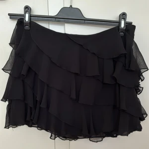 Lågmidjad kjol - Så fin kjol från zara, lågmidjad o perfekt till sommarn. Älskaaaar🩷