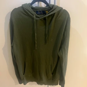 Ralph Lauren Hoodie - En skön o stilig hoodie perfekt till denhär säsongen. Hoodien är sparsamt använd och i väldigt bra skick! Storleken på hoodien är M, Materialen är kashmir  och bomull. Mitt pris: 799kr   Hör av er vid fler funderingar eller frågor!