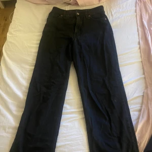 Svarta raka jeans från Monki - Svarta jeans i rak model i st 26/XS från Monki
