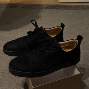 Christian Louboutin spikeless marinblå storlek 44 - Hej säljer nu mina Louboutin utan spikar. Dom är använda men i bra skick. Det finns kvitto som följer med i boxen. MVH Alex