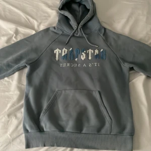 Trapstar tracksuit ljusblå - Storlek Xl men passar mindre, är baggy