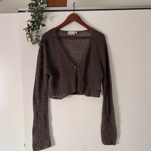 Tröja - Välanvänd och väldigt älskad stickad tröja i en kall mörkgrön färg. Den har längre ärmar än de flera tröjor så de tänker handen lite snyggt.