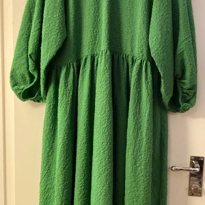 Klänning från Gina tricot  - Klänning från Gina tricot, strl L (stora i storleken) använd fåtal gånger. Köparen står för frakt