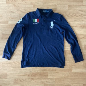 Italy Ralph Lauren Polo/Pike - !skicka bud för snabb affär! Riktigt fet Italy Ralph Lauren långärmad piké. Storlek M. Riktigt bra skick utan skador. Skriv om ni undrar någonting eller om ni vill ha fler bilder 📲