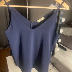 Blus  - Marinblå vringad blus, skriv för fler bilder🌸