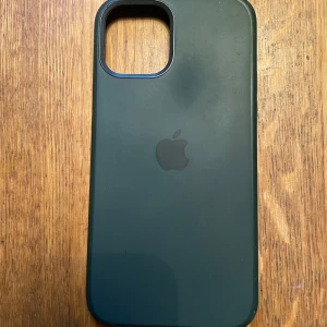 Apple silikon skal IPhone 12 / 12pro - Mörkgrönt mobilskal från Apple i silikon, passar iPhone 12 & 12pro. Nypris: 700kr. Fint skick💚💚