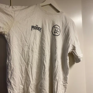 T-shirt med tryck  - T-shirt med tryck fram och bak från true prodigy. Blivit missfärgad under armhålan pga svett🙈