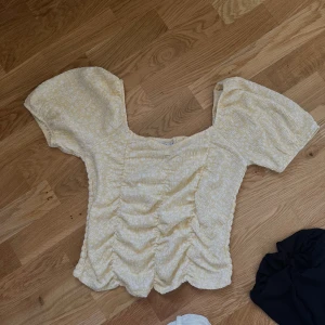 Gulblommig topp - Jättesöt gulblommig topp.