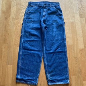 Carhartt  - Baggy carhartt Wip jeans  Sitter som ett par big boys Lite slitna men annars i bra skick  Midja 42 Längd 100 Ben öppning 23 Alla mått i cm